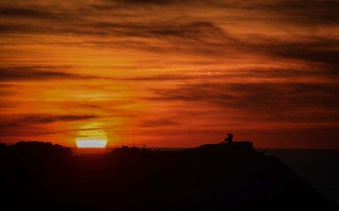 Igeldo mirando al sol.: foto en Errenteria