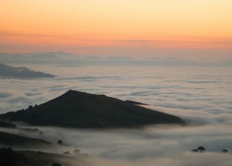 Itsasoa laino dago...