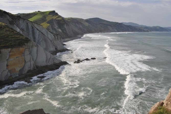 Itsasoari eusten: foto en Zumaia