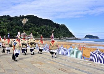 Joaldunak Zarautzko hondartzan