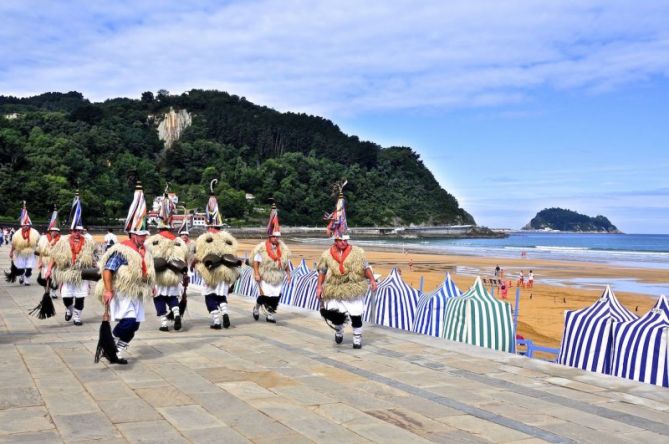 Joaldunak Zarautzko hondartzan: foto en Zarautz