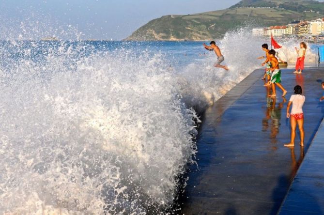 Jugando con las olas : foto en Zarautz