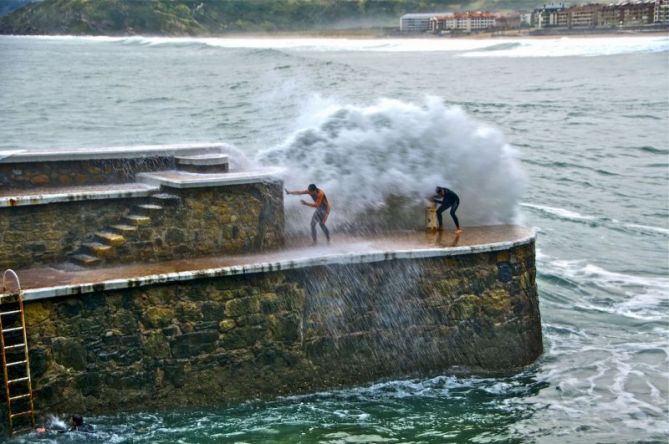 Jugando con las olas : foto en Zarautz