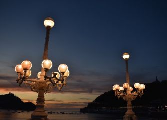 las farolas iluminan la noche