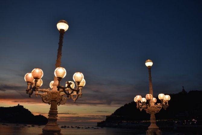 las farolas iluminan la noche: foto en Donostia-San Sebastián