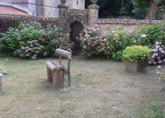 un lugar tranquilo al lado de la iglesia
