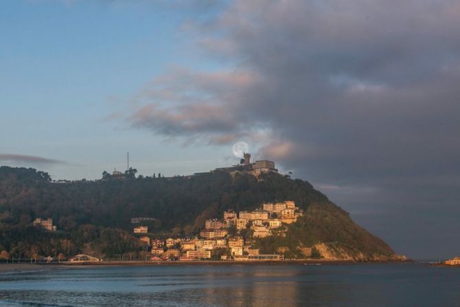 Luna llena sobre igueldo: foto en Donostia-San Sebastián