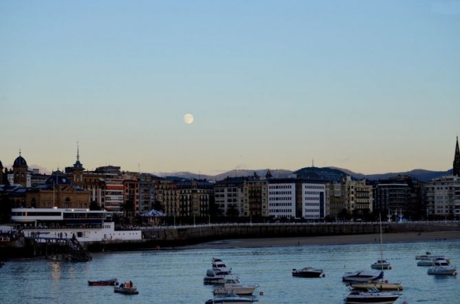 Luna llena en San Sebastián: foto en Donostia-San Sebastián