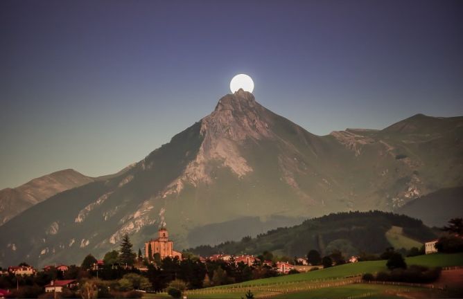 Luna llena sobre Txindoki: foto en Olaberria