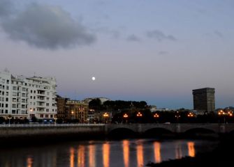 Luna llena sobre el Urumea