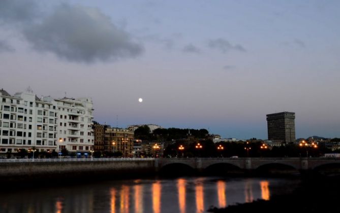 Luna llena sobre el Urumea: foto en Donostia-San Sebastián