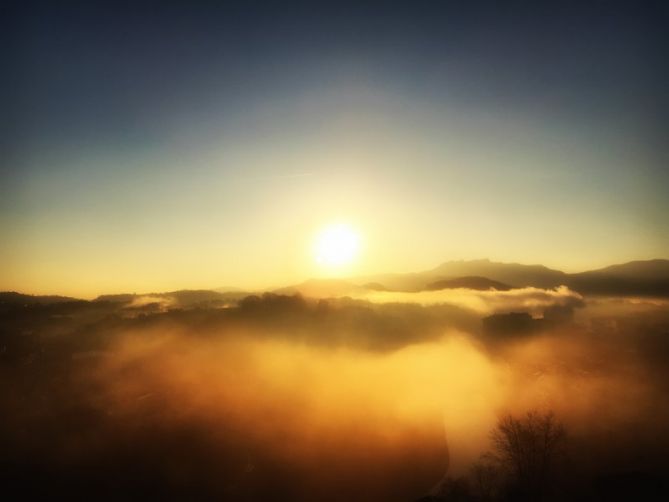 Luz entre la niebla: foto en Errenteria