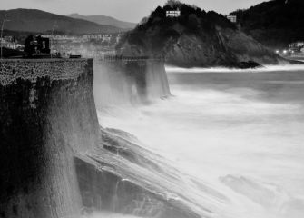 El mar baña con salitre