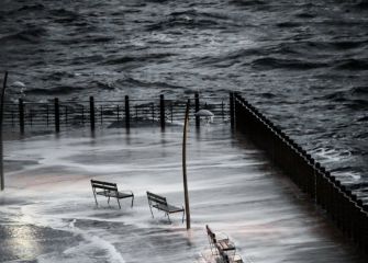 El mar se lleva lo que una vez fuimos.