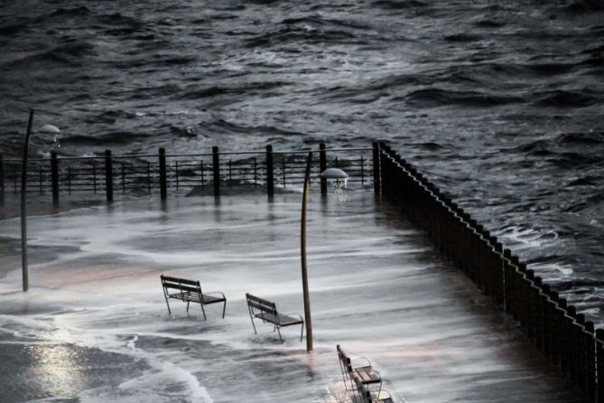 El mar se lleva lo que una vez fuimos.: foto en Donostia-San Sebastián