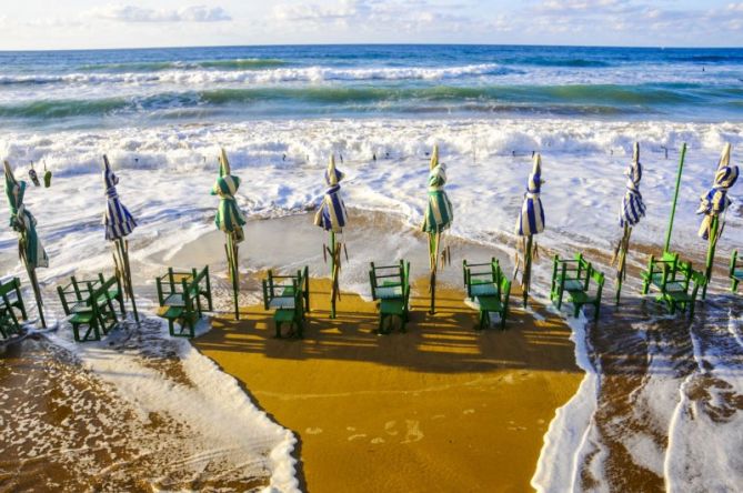 Marea alta en la playa de Zarautz : foto en Zarautz