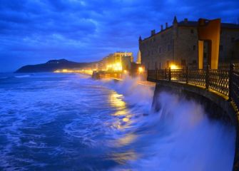 Marea alta en la playa de Zarautz 