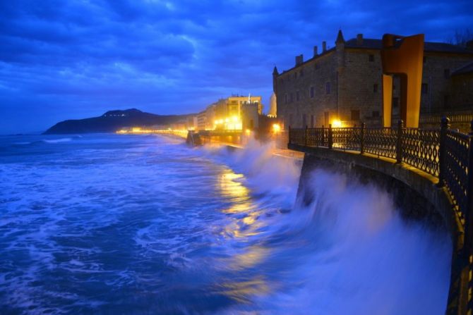 Marea alta en la playa de Zarautz : foto en Zarautz