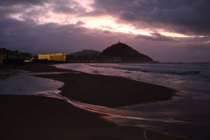 Mareas nocturnas en la Zurriola: foto en Donostia-San Sebastián