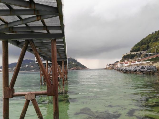 mirando al mar: foto en Donostia-San Sebastián