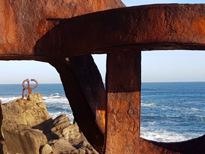 "Y miro a través del Peine": foto en Donostia-San Sebastián