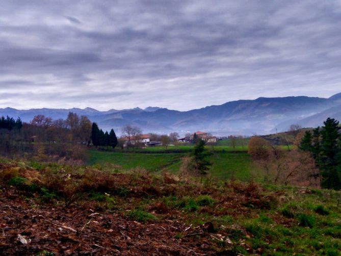 Muga de caserios: foto en Olaberria