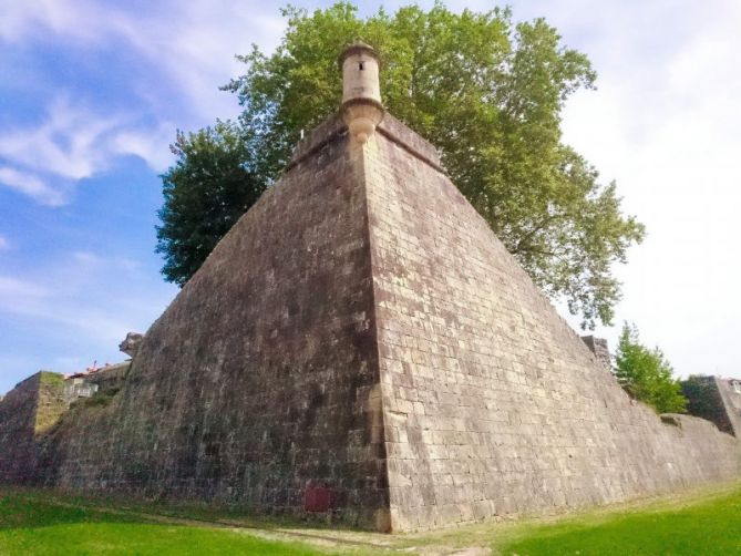 MURALLA-PIRAMIDE: foto en Hondarribia