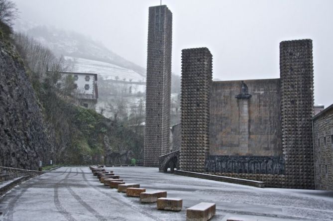 Nevando en Arantzazu : foto en Oñati