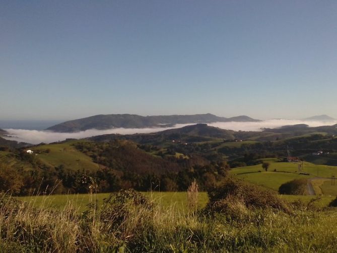 La niebla sobre la ría del Oria: foto en Aia