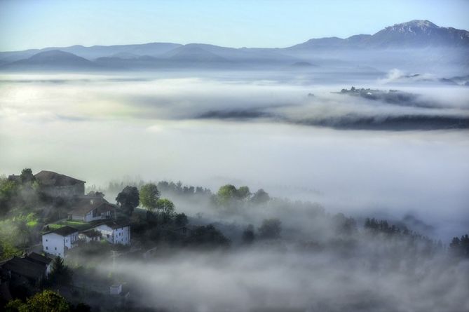 Nieblas matinales: foto en Ezkio-Itsaso