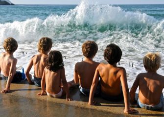 Niños contemplando las  olas 