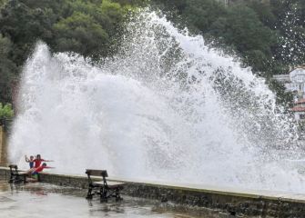 Niños disfrutando con las olas 