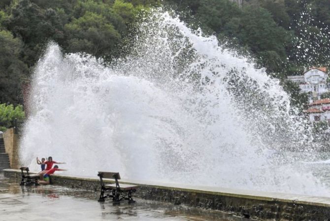 Niños disfrutando con las olas : foto en Zarautz