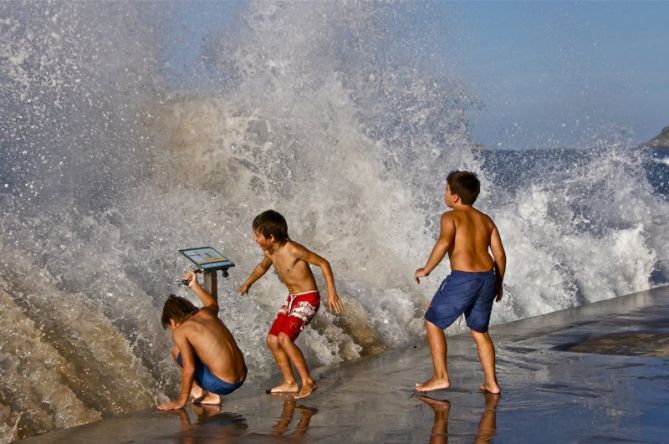 Niños jugando con las olas : foto en Zarautz