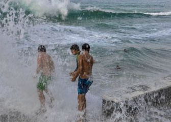 Niños jugando con las olas 