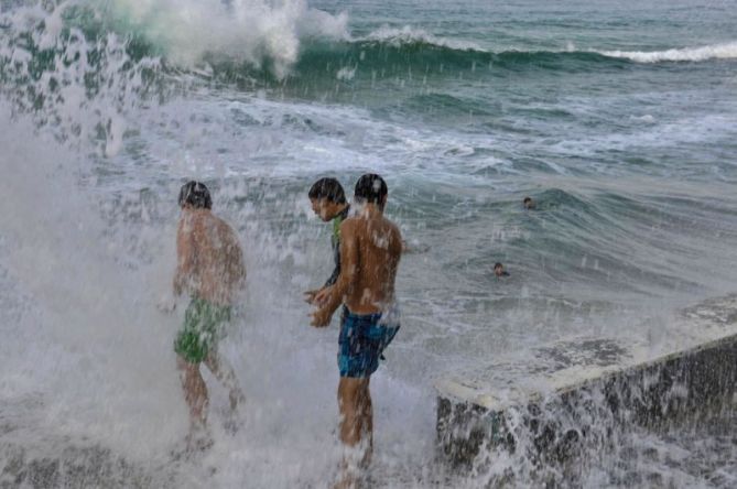 Niños jugando con las olas : foto en Zarautz