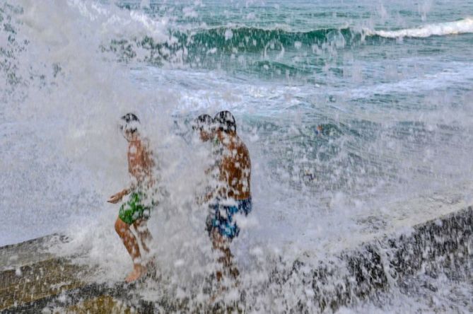 Niños jugando con las olas : foto en Zarautz