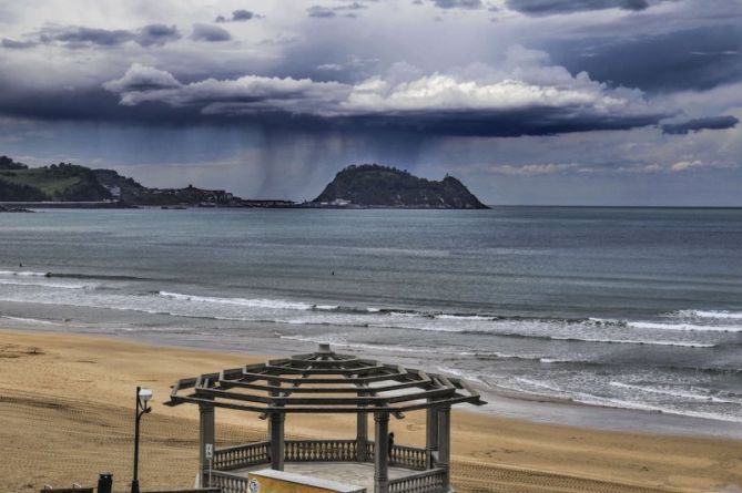 Nubes cargando el agua del mar : foto en Zarautz