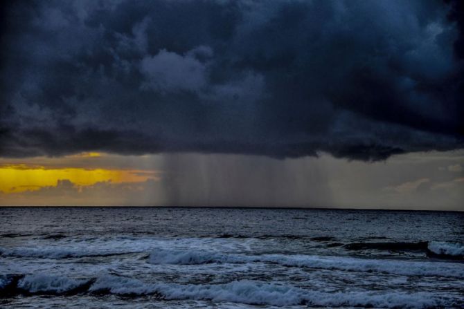 Nubes cojiendo el agua del mar : foto en Zarautz