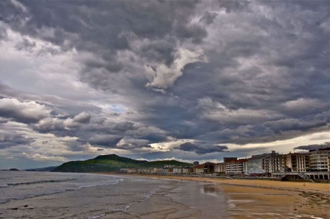 Nubosidad en la playa : foto en Zarautz