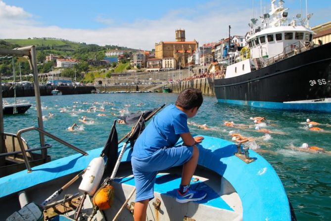 Observando a los valientes: foto en Getaria