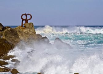 Ola en el Peine del Viento y las Bajas
