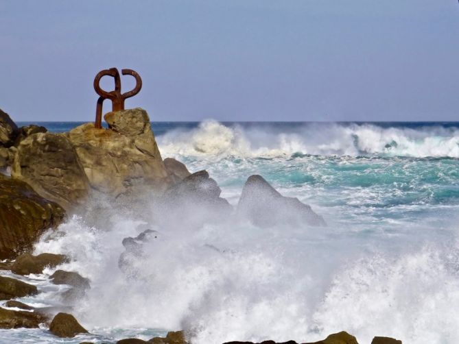 Ola en el Peine del Viento y las Bajas: foto en Donostia-San Sebastián