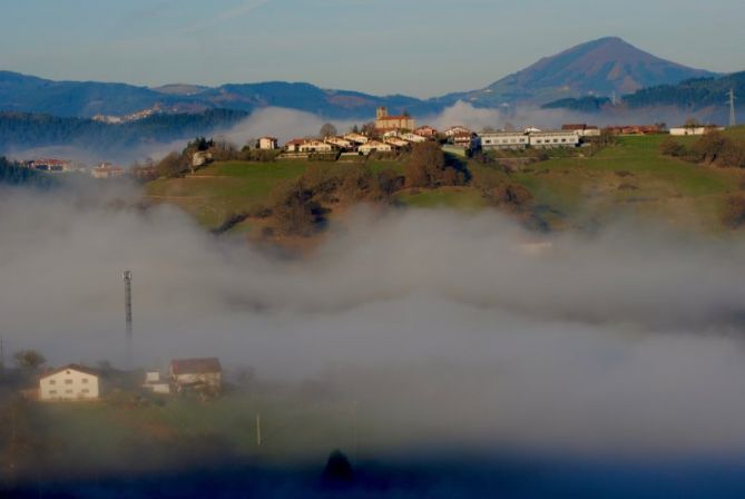 Olaberria saliendo de la niebla: foto en Olaberria