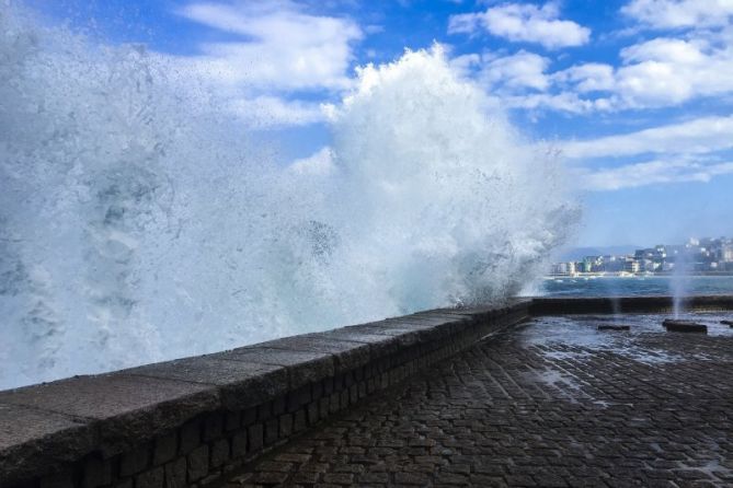 OLAS BLANCAS: foto en Donostia-San Sebastián