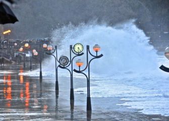 Olas gigantes en Zarautz 