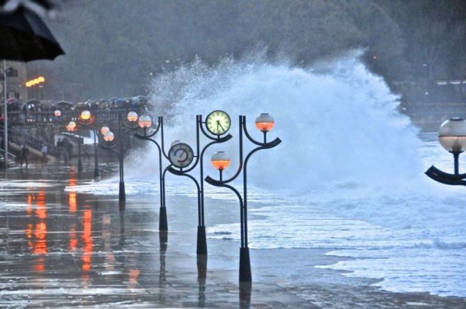 Olas gigantes en Zarautz : foto en Zarautz