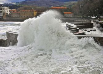 Olas gigantes en Zarautz 