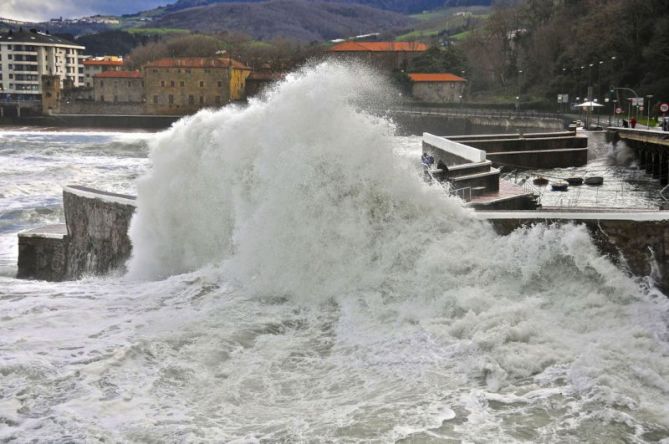 Olas gigantes en Zarautz : foto en Zarautz