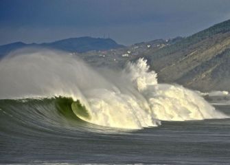 Olas gigantes en Zarautz 